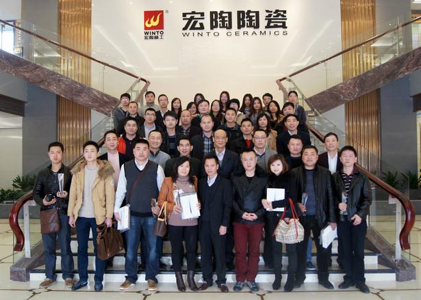 圖2、企業(yè)相關(guān)領(lǐng)導(dǎo)、宏陶各銷售老總、獲獎(jiǎng)經(jīng)銷商代表、銷售業(yè)務(wù)代表及設(shè)計(jì)師代表在展廳大堂大合影