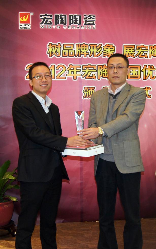 圖7、宏陶拋光磚銷售副總張彥為山東青島宏陶專賣店代表頒獎(jiǎng)