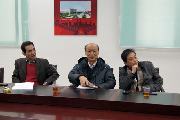 圖3、企業(yè)副總歐家瑞對第四屆優(yōu)秀專賣店評比給予高度的評價(jià)（右一為企業(yè)市場總監(jiān)王勇）