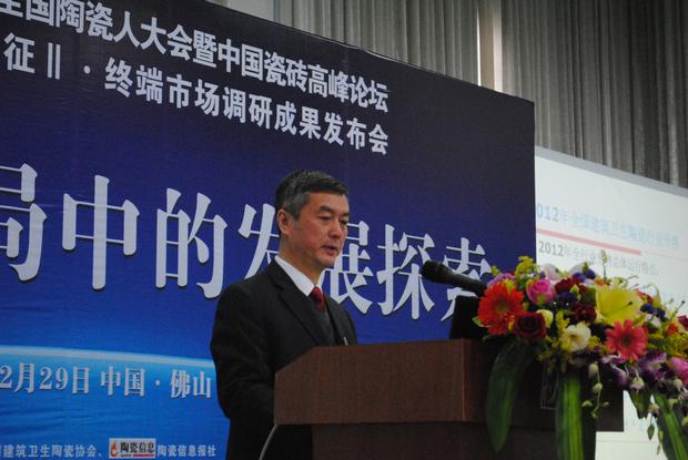 圖1、中國(guó)建筑衛(wèi)生陶瓷協(xié)會(huì)專職副會(huì)長(zhǎng)、秘書(shū)長(zhǎng)繆斌在大會(huì)上作了年度總結(jié)報(bào)告