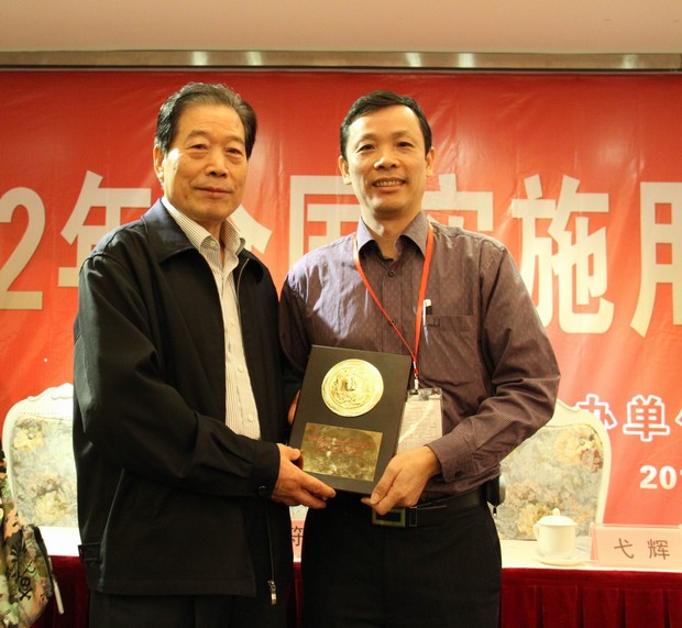 5、全國用戶委員會主任弋輝（左）與宏陶市場總監(jiān)霍達炎合影